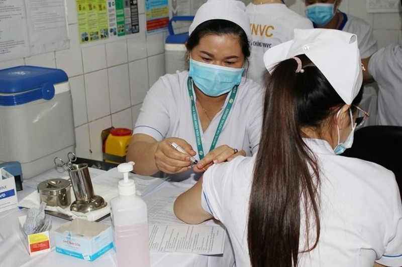 Nữ nhân viên y tế được tiêm vaccine ngừa COVID-19 trong ngày 8/3 Nữ nhân viên y tế được tiêm vaccine ngừa COVID-19 trong ngày 8/3