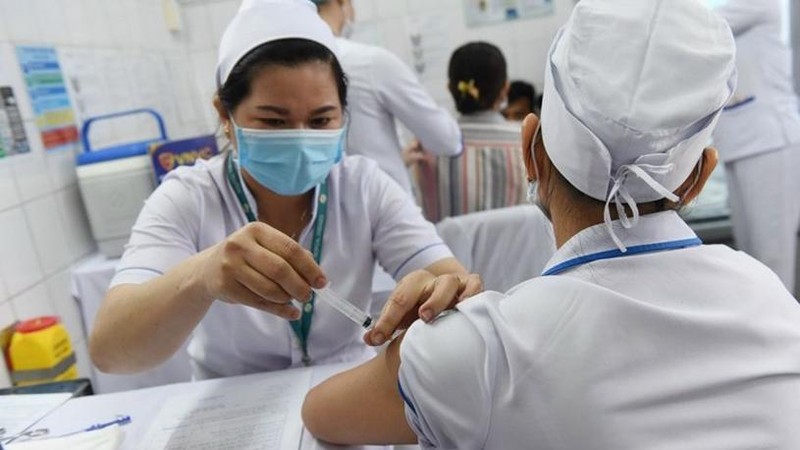 Tiêm vaccine COVID-19 cho nhân viên y tế - Ảnh: Đinh Hằng/TTXVN 