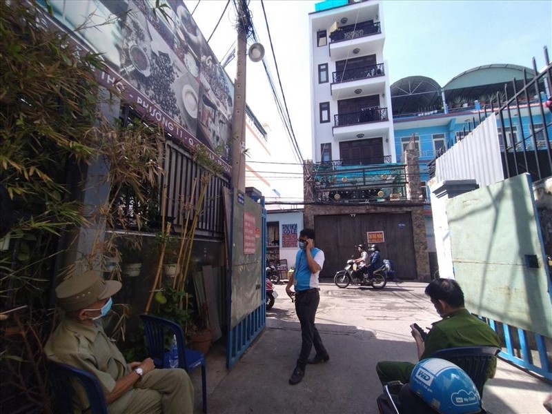 Lực lượng chức năng túc trực tại điểm phong toả phòng trọ hẻm 102 Lê Văn Thọ, phường 9, quận Gò Vấp - Ảnh: Anh Tú. Lực lượng chức năng túc trực tại điểm phong toả phòng trọ hẻm 102 Lê Văn Thọ, phường 9, quận Gò Vấp - Ảnh: Anh Tú.