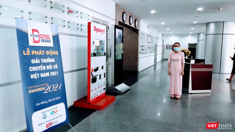 Công tác chuẩn bị cho buổi họp báo phát động Giải thưởng Chuyển đổi số Việt Nam 2021 sẽ diễn ra sáng mai, ngày 6/4 (Ảnh: Hoà Bình)