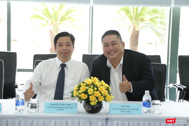 Ông Ngô Thanh Tùng - Phó Tổng Giám đốc SoftTech Đà Nẵng và ông Vũ Tuấn Anh - Phó Tổng Giám đốc Dr SME tại họp báo sáng 6/4 tại Đà Nẵng Ông Ngô Thanh Tùng - Phó Tổng Giám đốc SoftTech Đà Nẵng và ông Vũ Tuấn Anh - Phó Tổng Giám đốc Dr SME tại họp báo sáng 6/4 tại Đà Nẵng