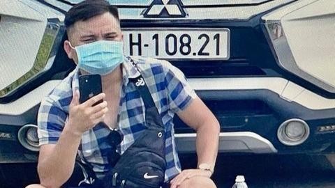 Lê Chí Thành ngồi trước đầu ô tô vi phạm, cản trở lực lượng chức năng tạm giữ phương tiện Lê Chí Thành ngồi trước đầu ô tô vi phạm, cản trở lực lượng chức năng tạm giữ phương tiện