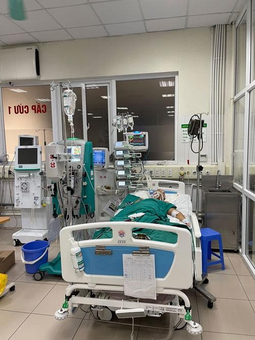 Một trong số rất nhiều trường hợp nguy kịch cấp cứu tại Bệnh viện Bệnh nhiệt đới Trung ương sau khi uống thuốc nam trôi nổi quảng cáo qua mạng Ảnh: Hải Anh