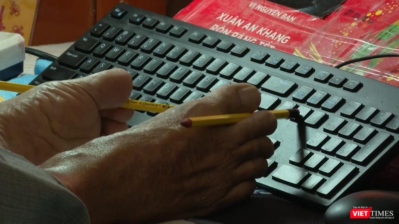 Thầy Nguyễn Ngọc Ký đã nghĩ ra cách dùng bút chì, ở đầu có hai viên tẩy để không bị trượt khi gõ bàn phím vi tính Thầy Nguyễn Ngọc Ký đã nghĩ ra cách dùng bút chì, ở đầu có hai viên tẩy để không bị trượt khi gõ bàn phím vi tính