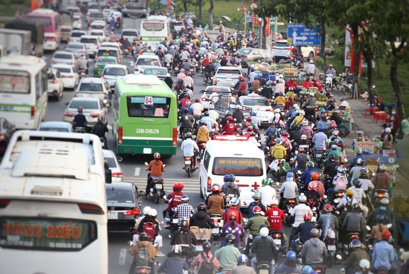 Người TP.HCM ùn ùn về quê nghỉ lễ - Ảnh Nhật Thịnh Người TP.HCM ùn ùn về quê nghỉ lễ - Ảnh Nhật Thịnh