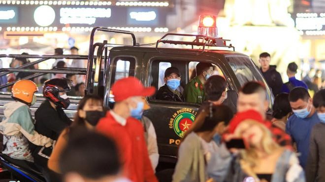 Lực lượng chức năng phạt người không đeo khẩu trang ở Chợ đêm Đà Lạt - Ảnh Zing Lực lượng chức năng phạt người không đeo khẩu trang ở Chợ đêm Đà Lạt - Ảnh Zing