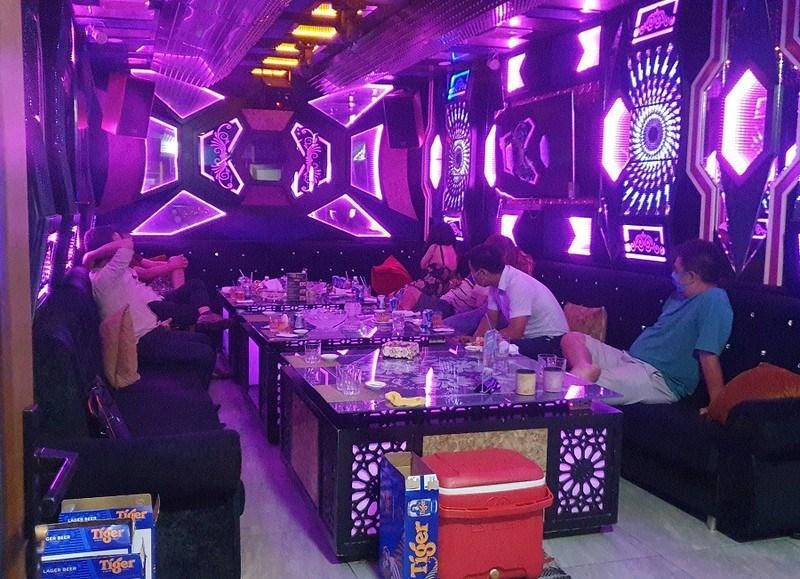 Một phòng hát karaoke đang hoạt động khi đoàn kiểm tra vào. Ảnh: Nguyễn Yên Một phòng hát karaoke đang hoạt động khi đoàn kiểm tra vào. Ảnh: Nguyễn Yên
