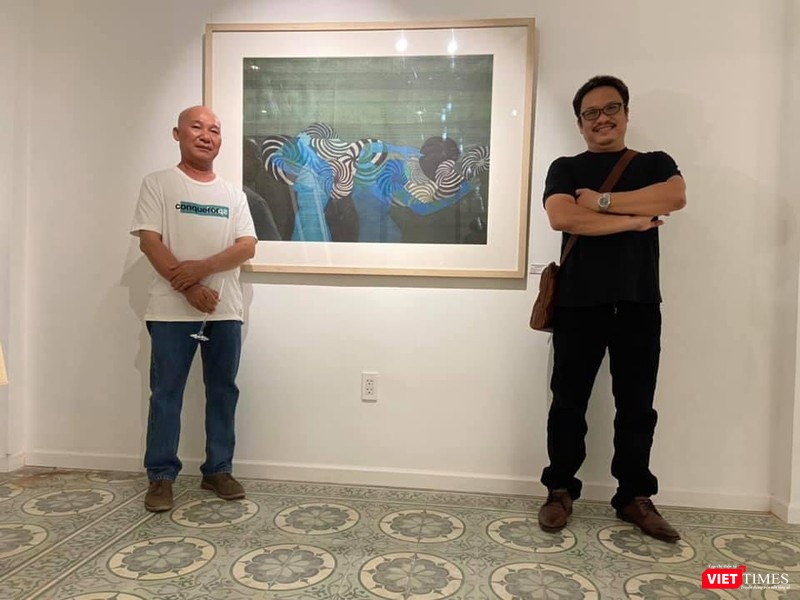 Hoạ sĩ Ngô Đồng và hoạ sĩ Bùi Tiến Tuấn tới ngắm tranh ở triển lãm Hương lụa Hoạ sĩ Ngô Đồng và hoạ sĩ Bùi Tiến Tuấn tới ngắm tranh ở triển lãm Hương lụa
