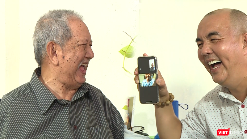 Nghệ sĩ Mạc Can và MC Quốc Thuận cùng cười sảng khoái