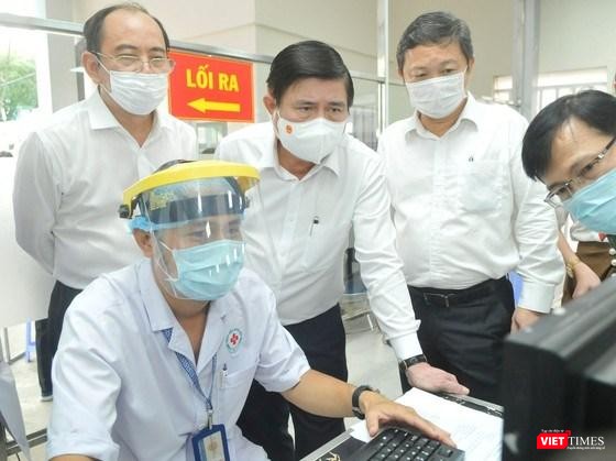 Chủ tịch UBND TP.HCM kiểm tra BV Nhân dân 115 - Ảnh: TTBC