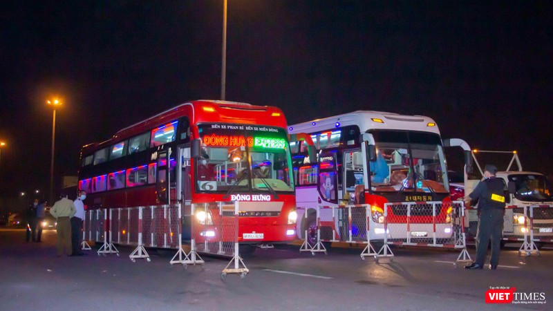 Lực lượng chức năng đã thiết lập, phân làn, tiến hành kiểm tra các phương tiện, chủ yếu là các phương tiện xe khách liên tỉnh và xe khách đường dài Lực lượng chức năng đã thiết lập, phân làn, tiến hành kiểm tra các phương tiện, chủ yếu là các phương tiện xe khách liên tỉnh và xe khách đường dài