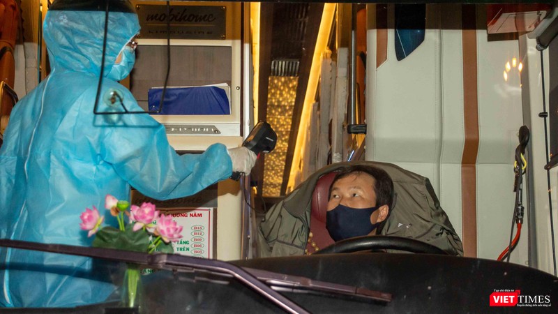 Đối với những xe khách khi một người có thân nhiệt cao thì sẽ phối hợp các lực lượng liên quan xem xét cách ly toàn bộ người trên xe - Ảnh: Trần Linh Đối với những xe khách khi một người có thân nhiệt cao thì sẽ phối hợp các lực lượng liên quan xem xét cách ly toàn bộ người trên xe - Ảnh: Trần Linh