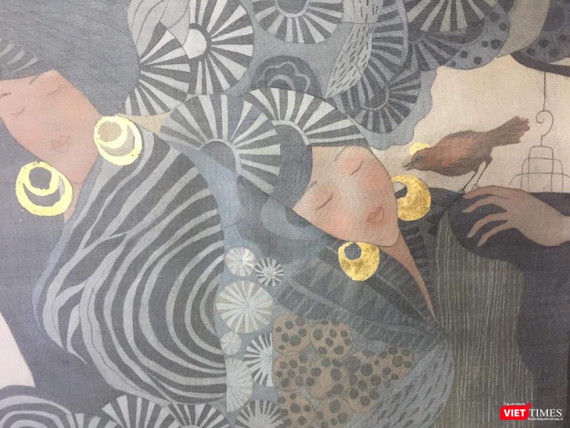 Tranh lụa của Hà Hùng Dũng được tỉ mỉ dán vàng, bạc vào các đồ trang sức của nhân vật trong bức vẽ Tranh lụa của Hà Hùng Dũng được tỉ mỉ dán vàng, bạc vào các đồ trang sức của nhân vật trong bức vẽ