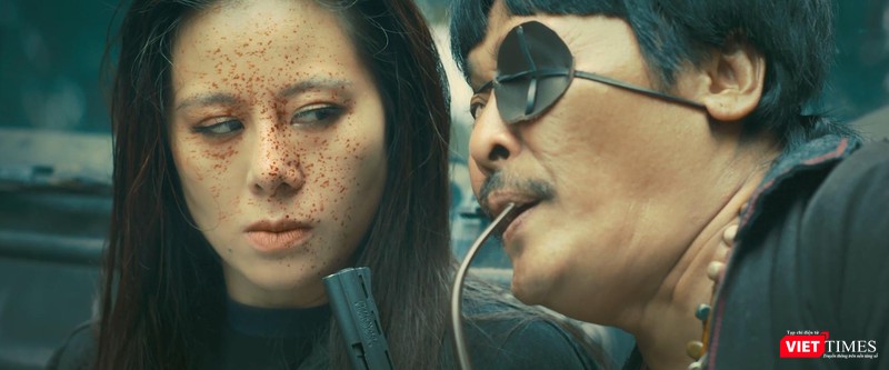 Cảnh phim "Bông hồng lửa" Cảnh phim "Bông hồng lửa"