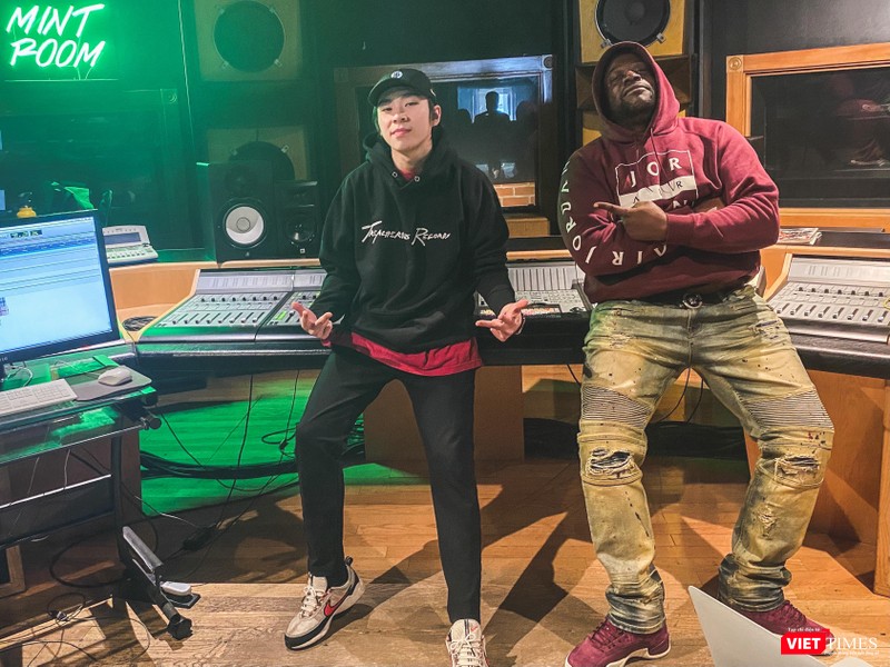 Chris và nhà cố vấn âm nhạc Carver Tee. Ảnh: NSCC Chris và nhà cố vấn âm nhạc Carver Tee. Ảnh: NSCC