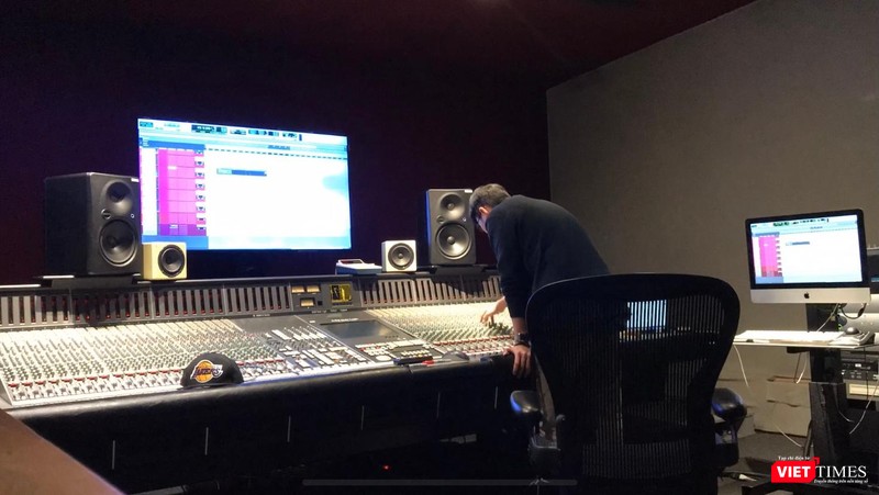 Chris đang sử dụng bàn âm thanh API 1608, bàn SSL Duality Detla và bàn SSL 9000K Chris đang sử dụng bàn âm thanh API 1608, bàn SSL Duality Detla và bàn SSL 9000K