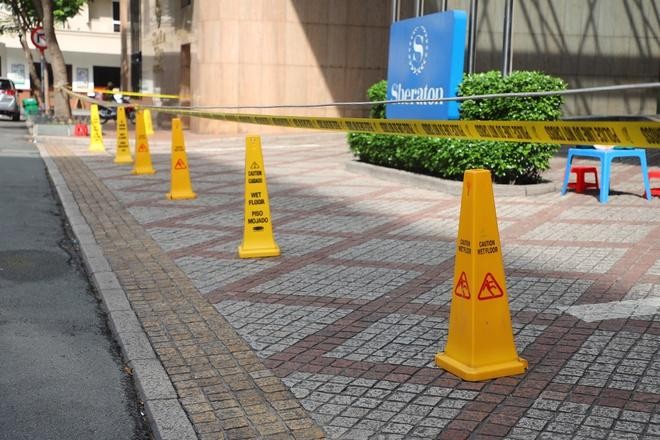 Trong số người nghi nhiễm mới, một trường hợp là phụ bếp của khách sạn Sheraton (quận 1, TP.HCM). Cơ quan chức năng đã tạm thời phong tỏa khách sạn này. Ảnh: Quỳnh Danh. Trong số người nghi nhiễm mới, một trường hợp là phụ bếp của khách sạn Sheraton (quận 1, TP.HCM). Cơ quan chức năng đã tạm thời phong tỏa khách sạn này. Ảnh: Quỳnh Danh.