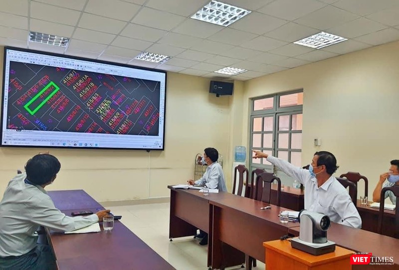 Các lực lượng chống dịch Gò Vấp phân tích tình hình diễn biến dịch bệnh - Ảnh: HCDC