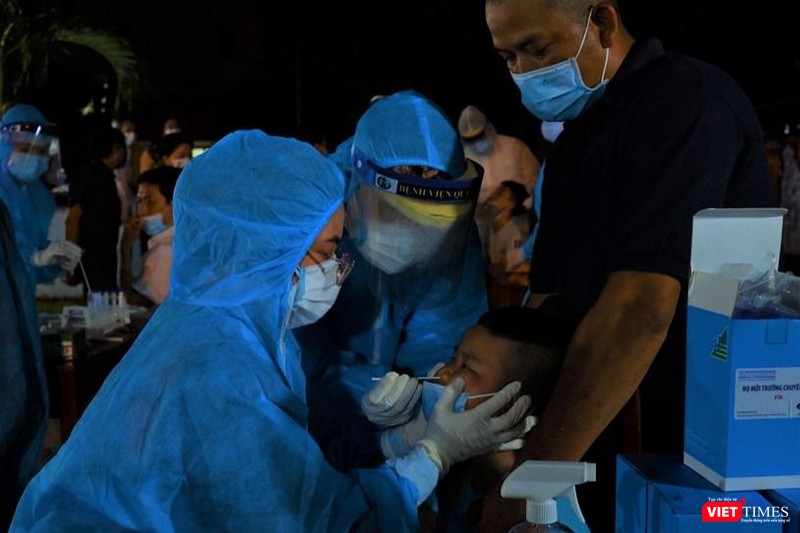 Nhân viên y tế lấy mẫu xét nghiệm cho người dân phường 9, quận Gò Vấp. Ảnh: HCDC