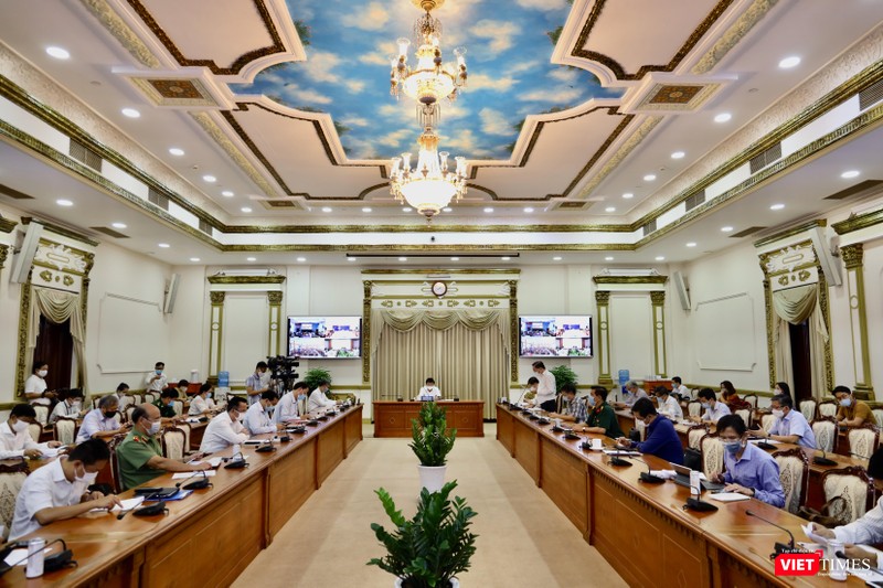 Chủ tịch UBND TP.HCM chỉ đạo toàn TP.HCM giãn cách theo chỉ thị 15 kể từ 0 giờ ngày 31/5/2021 - Ảnh: Huyền Mai