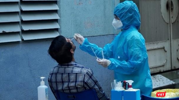 Lấy mẫu xét nghiệm cho người dân tại TP.HCM - Ảnh: HCDC Lấy mẫu xét nghiệm cho người dân tại TP.HCM - Ảnh: HCDC