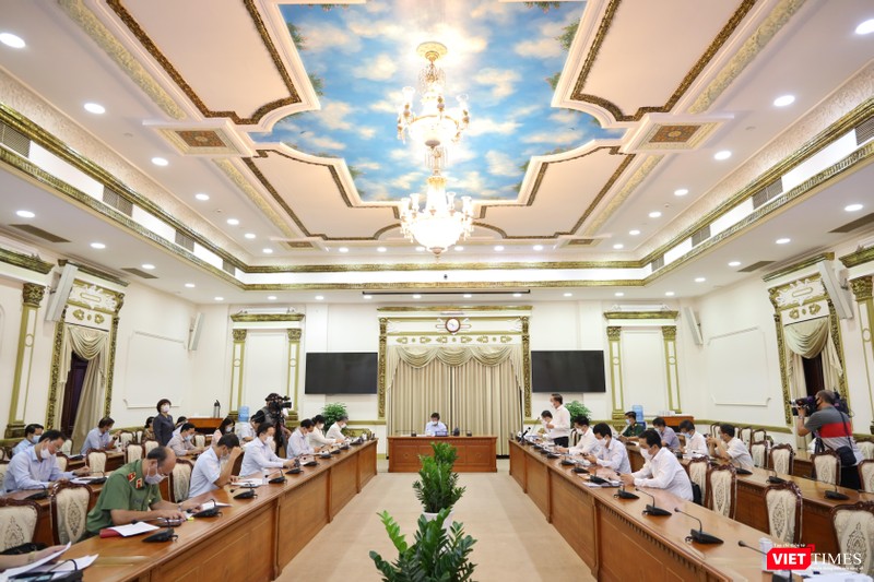 Chủ tịch UBND TP.HCM Nguyễn Thành Phong điểm lại một số chuỗi ca bệnh lớn tại TP.HCM đồng thời yêu cầu sẵn sàng năng lực điều trị - Ảnh: TTBC Chủ tịch UBND TP.HCM Nguyễn Thành Phong điểm lại một số chuỗi ca bệnh lớn tại TP.HCM đồng thời yêu cầu sẵn sàng năng lực điều trị - Ảnh: TTBC