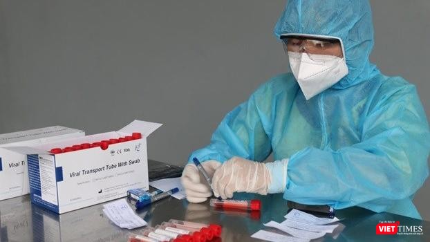 Lấy mẫu xét nghiệm để khẳng định COVID-19 - Ảnh: HCDC Lấy mẫu xét nghiệm để khẳng định COVID-19 - Ảnh: HCDC