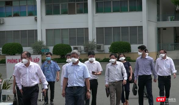 Đoàn công tác của Bộ Y tế làm việc tại Bệnh viện Bệnh Nhiệt đới TP.HCM sau khi phát hiện các ca nhiễm sáng 13/6 - Ảnh: BYT