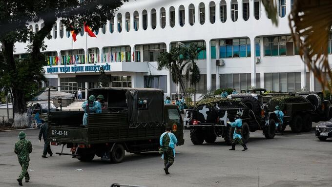 Xe đặc chủng phun khử khuẩn BV Bệnh Nhiệt đới TP.HCM - Ảnh: Hữu Khoa