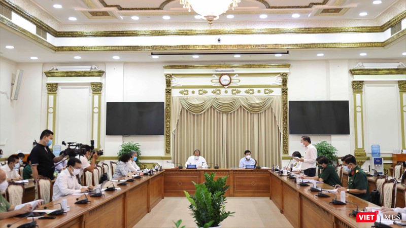 Phó Thủ tướng Trương Hoà Bình và Chủ tịch UBND TP.HCM Nguyễn Thành Phong tại cuộc họp sáng 14/6 - Ảnh: Huyền Mai Phó Thủ tướng Trương Hoà Bình và Chủ tịch UBND TP.HCM Nguyễn Thành Phong tại cuộc họp sáng 14/6 - Ảnh: Huyền Mai
