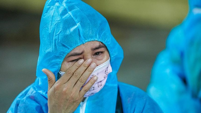 Giọt nước mắt của người công nhân Công ty Pouyuen khi phải đi cách ly - Ảnh: Zing Giọt nước mắt của người công nhân Công ty Pouyuen khi phải đi cách ly - Ảnh: Zing