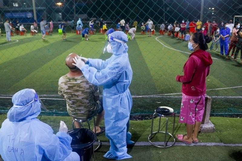 Lực lượng chức năng lấy mẫu xét nghiệm tại phường An Lạc, quận Bình Tân - Ảnh: PLO Lực lượng chức năng lấy mẫu xét nghiệm tại phường An Lạc, quận Bình Tân - Ảnh: PLO