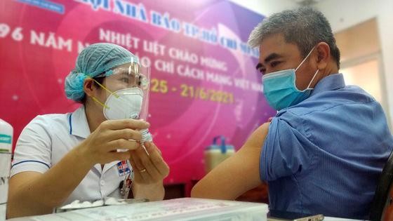 Tiêm vaccine COVID-19 cho nhiều nhà báo sáng 21-6 - Ảnh Dũng Phương