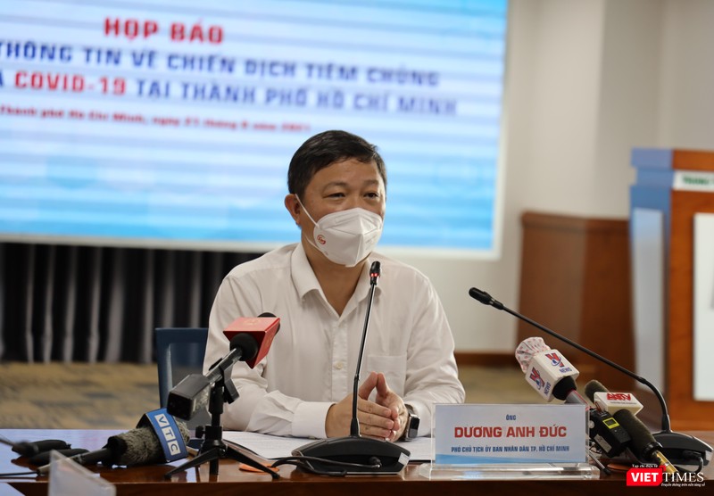 Phó Chủ tịch UBND TP.HCM Dương Anh Đức trao đổi với báo chí thông tin liên quan đến chiến dịch tiêm chủng vaccine ngừa COVID-19 tại TP.HCM - Ảnh: Vân Anh