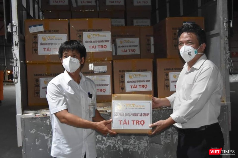 Đại diện tập đoàn T&T và đại diện HCDC tại buổi bàn giao - Ảnh: Khôi Nguyễn Đại diện tập đoàn T&T và đại diện HCDC tại buổi bàn giao - Ảnh: Khôi Nguyễn