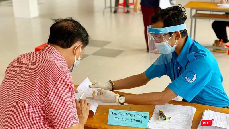 Tình nguyện viên lấy thông tin của người được tiêm chủng COVID-19. Ảnh: HCDC Tình nguyện viên lấy thông tin của người được tiêm chủng COVID-19. Ảnh: HCDC