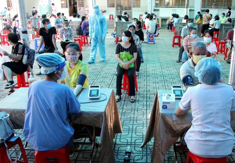 Giáo viên TP.HCM đi tiêm vaccine COVID-19 - Ảnh Khả Hoà