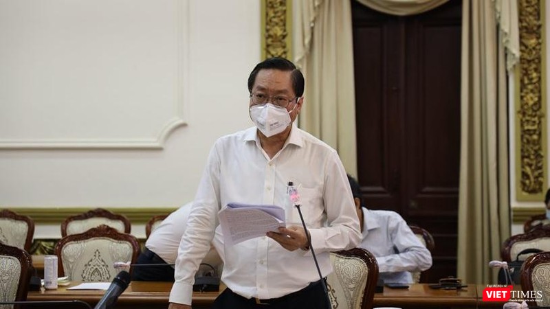Giám đốc Sở Y tế Nguyễn Tấn Bỉnh báo cáo về tình hình dịch bệnh - Ảnh: TTBC