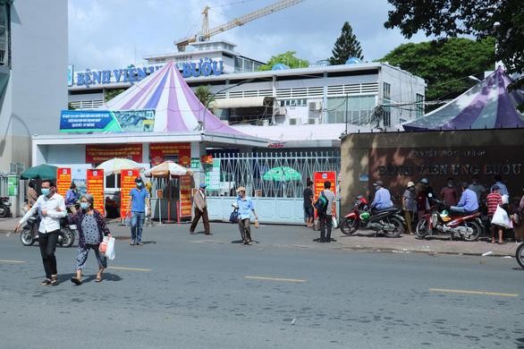 Bệnh viện Ung bướu cơ sở 1 (quận Bình Thạnh), nơi vừa xác định một số mẫu xét nghiệm dương tính với COVID-19 - Ảnh: Cẩm Nương