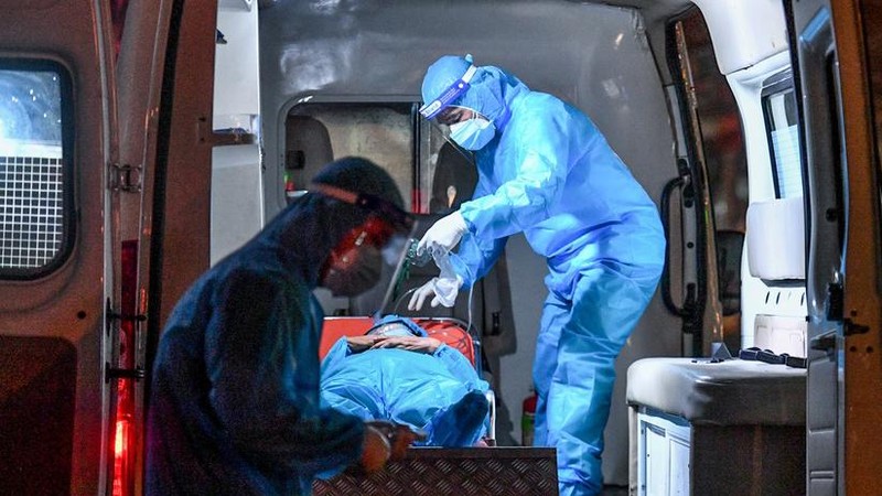 Một bệnh nhân chuyển nặng được đưa từ Bệnh viện Gò Vấp lên Bệnh viện Bệnh Nhiệt đới TP.HCM - Ảnh Duy Hiệu Một bệnh nhân chuyển nặng được đưa từ Bệnh viện Gò Vấp lên Bệnh viện Bệnh Nhiệt đới TP.HCM - Ảnh Duy Hiệu