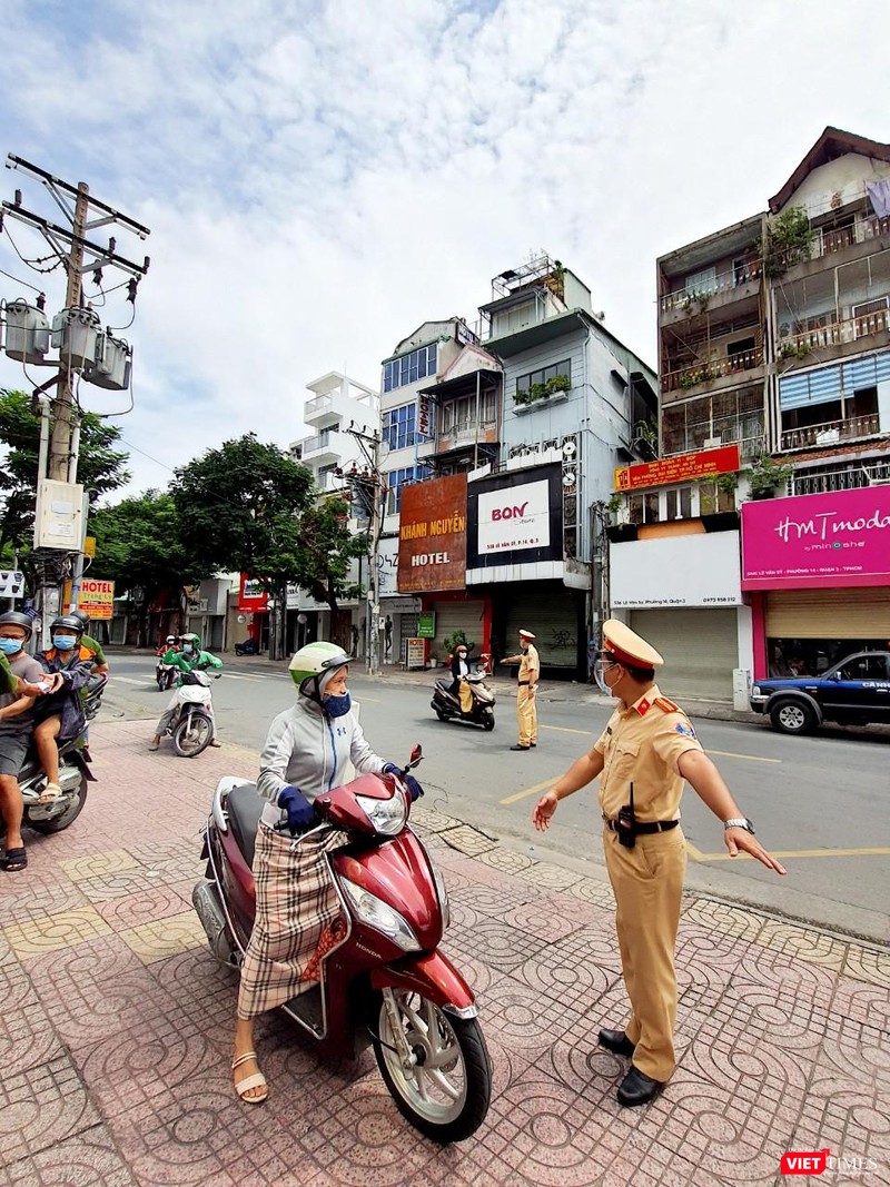 Lực lượng chức năng trên địa bàn quận 3 kiểm tra người đi đường - Ảnh: Hoàng Anh Lực lượng chức năng trên địa bàn quận 3 kiểm tra người đi đường - Ảnh: Hoàng Anh