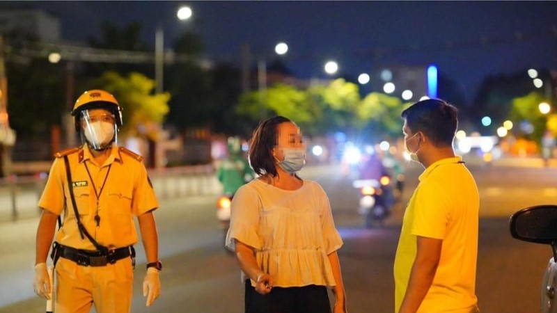 Ảnh chụp lại người phụ nữ trong video chia sẻ về chuyện dù đi chở thực phẩm cho gia đình và có Giấy xét nghiệm âm tính với COVID-19 nhưng vẫn bị phạt hành chính