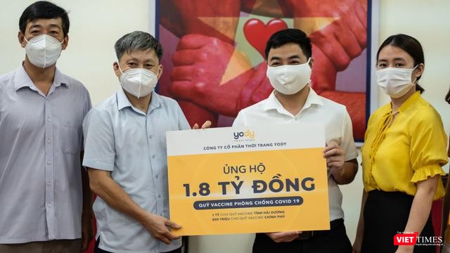Đại diện YODY và đại diện Mặt trận Tổ quốc tỉnh Hải Dương trong buổi trao tặng 1,8 tỉ đồng từ YODY cho quỹ ủng hộ vaccine Covid-19 Ảnh: NVCC Đại diện YODY và đại diện Mặt trận Tổ quốc tỉnh Hải Dương trong buổi trao tặng 1,8 tỉ đồng từ YODY cho quỹ ủng hộ vaccine Covid-19 Ảnh: NVCC