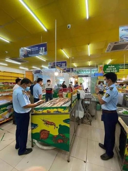 Đoàn thanh tra, kiểm tra đã đến Bách Hoá Xanh chiều 16/7 - Ảnh: CTV Đoàn thanh tra, kiểm tra đã đến Bách Hoá Xanh chiều 16/7 - Ảnh: CTV