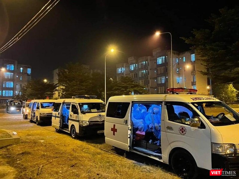 Những đoàn xe cấp cứu chở F0 xuyên đêm đi nhập viện trong tâm dịch - Ảnh: HCDC