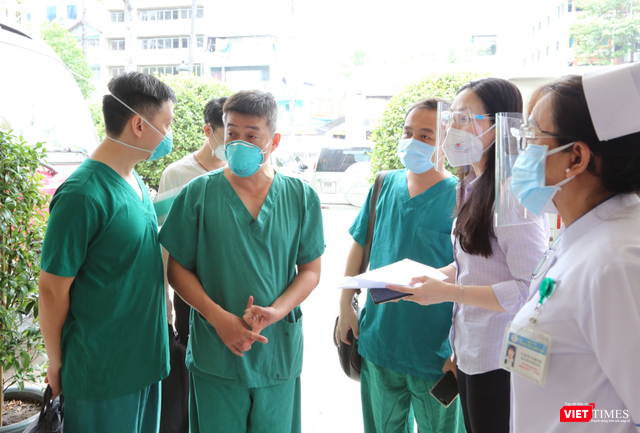 Bác sĩ Trần Thanh Linh trao đổi với các đồng nghiệp - Ảnh: BVCC