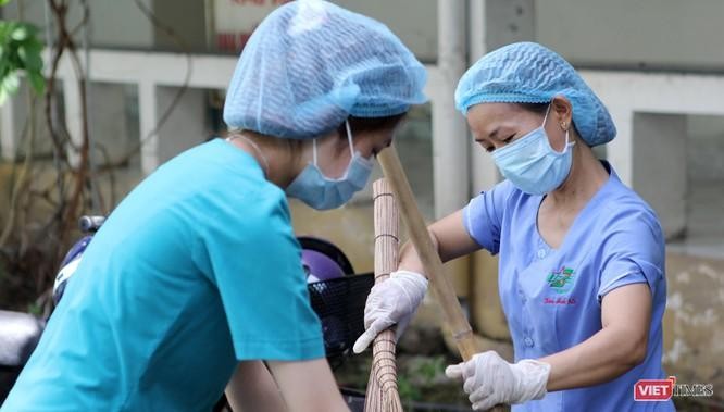 Công việc lặng thầm của các &quot;chiến binh&quot; blouse trắng - Ảnh: GVT