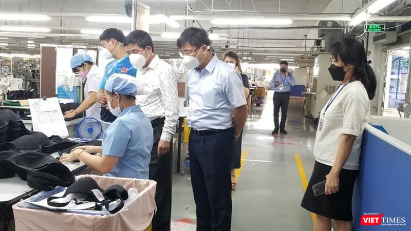 Chia sẻ về điều kiện ăn, ở, làm việc tại công ty với Tổ Thường trực đặc biệt của Bộ Y tế Chia sẻ về điều kiện ăn, ở, làm việc tại công ty với Tổ Thường trực đặc biệt của Bộ Y tế