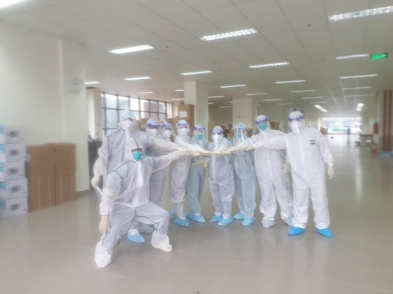 Y bác sĩ Bệnh viện dã chiến số 2 quyết tâm làm việc gấp đôi để sớm có thêm nhiều bệnh nhân COVID-19 xuất viện Y bác sĩ Bệnh viện dã chiến số 2 quyết tâm làm việc gấp đôi để sớm có thêm nhiều bệnh nhân COVID-19 xuất viện