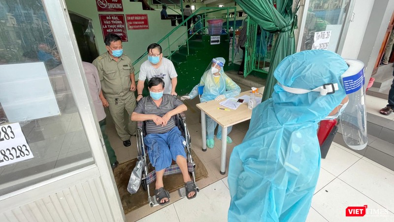 Đối tượng của đợt tiêm vaccine COVID-19 lần này tại TP.HCM là người trên 65 tuổi và người yếu thế. Ảnh: Phạm Nguyễn Đối tượng của đợt tiêm vaccine COVID-19 lần này tại TP.HCM là người trên 65 tuổi và người yếu thế. Ảnh: Phạm Nguyễn